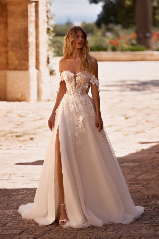 S’offrir une robe de mariée bustier de luxe de la nouvelle collection Bohème Chic avec fente modèle Meredith de la créatrice Anna Sposa, à plan de campagne